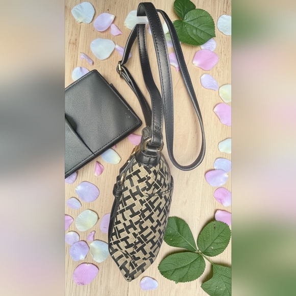 Tommy Hilfiger Monogram Crossbody Bag With Matching Wallet - Picture 6 of 14